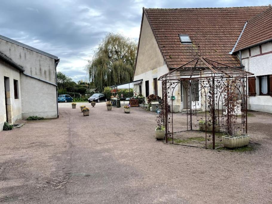Charmant T2 au 1er dans résidence avec parc arboré Saint-Pierre-le-Moûtier Extérieur photo